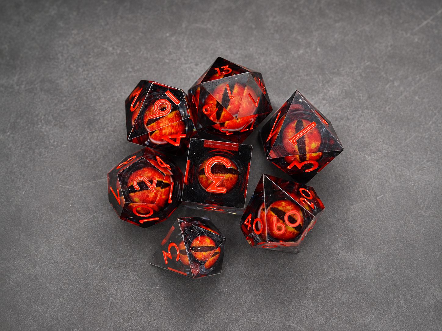 Set de Dés Œil de Sauron — Résine Rouge & cœur liquide
