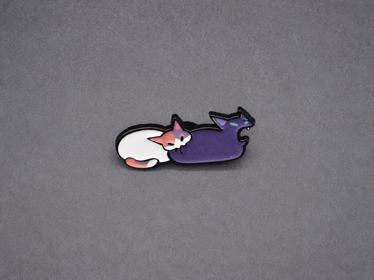 Pins Chat mordeur
